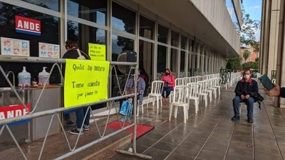 HOY / Dirigentes de SITRANDE se organizaron para colocar sillas frente a la entrada de la ANDE para las personas que llegan a realizar sus trámites y reclamos