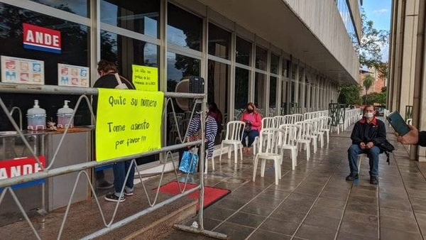 HOY / Dirigentes de SITRANDE se organizaron para colocar sillas frente a la entrada de la ANDE para las personas que llegan a realizar sus trámites y reclamos