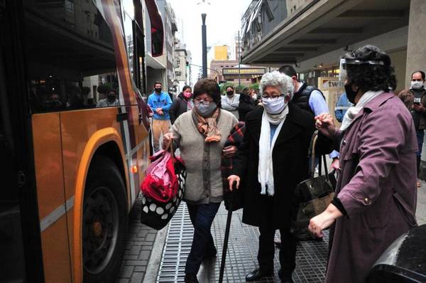 Adultos mayores regresan al Paraguay desde Buenos Aires, Argentina – Prensa 5