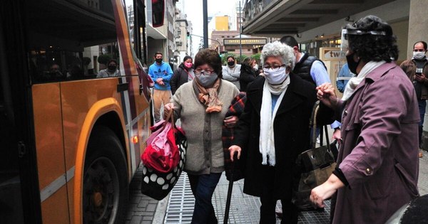 En bus regresan 60 adultos mayores y 11 enfermos crónicos desde Argentina