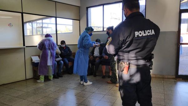 Restringen totalmente el cruce de fronteras a personal de blanco.