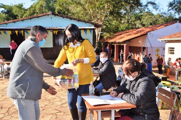 Municipio entrega 1.801 kits a 7 escuelas luqueñas • Luque Noticias