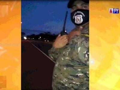 Filman a policía agrediendo a una mujer y su padre