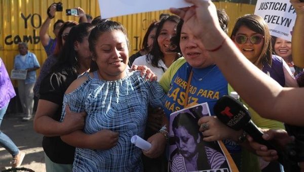 El Salvador: absuelven a joven acusada de aborto