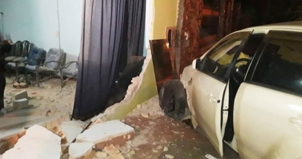 Mujer impactó con su vehículo por una vivienda