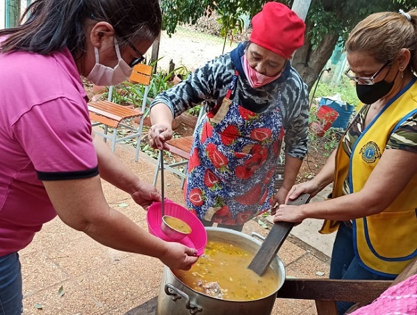Exalumnas se juntan para ofrecer olla popular