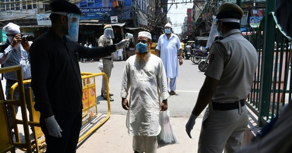 India reabre lugares de culto y centros comerciales pese a la persistencia de la pandemia
