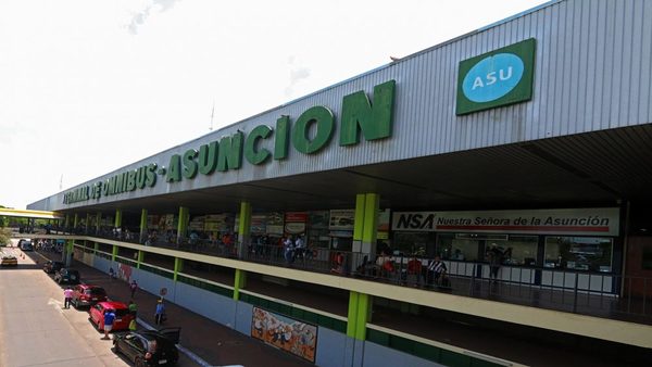 200 niños indígenas deambulan día y noche por la Terminal de Asunción