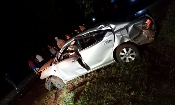 Joven muere tras chocar con su auto contra un árbol