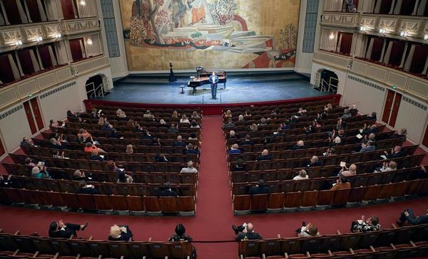 La música suena de nuevo en la Ópera de Viena, ante solo cien espectadores - Música - ABC Color