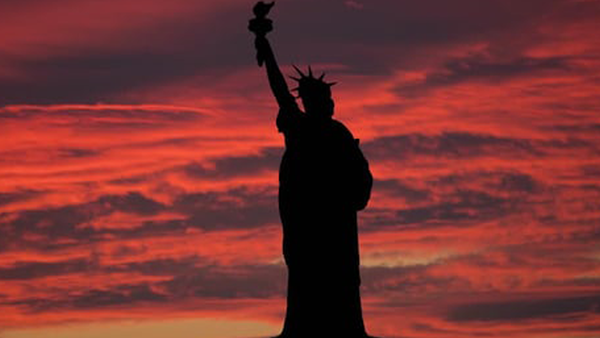 Nueva York inicia su salida del aislamiento y España recupera los cines, los teatros y el fútbol