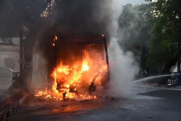 Ómnibus arde en llamas sobre la Av. Colón de Asunción - Nacionales - ABC Color