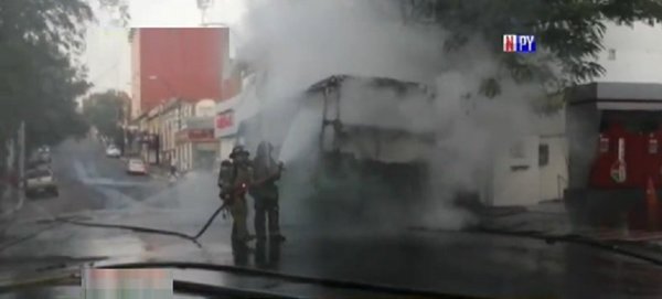Bus arde en llamas en pleno centro de Asunción | Noticias Paraguay