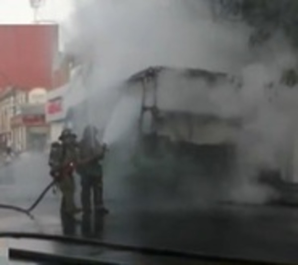 Bus arde en llamas en pleno centro de Asunción - Paraguay.com
