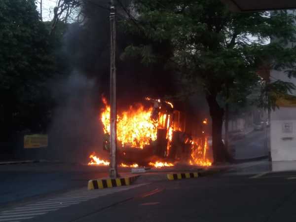 Incendio de bus de la línea 19 en pleno centro de Asunción