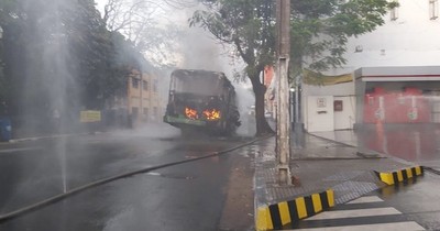 Un colectivo se incendió en pleno microcentro