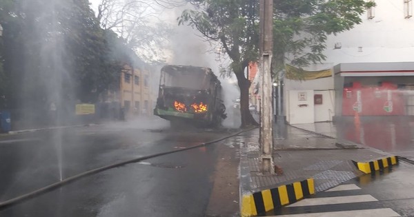 Un colectivo se incendió en pleno microcentro