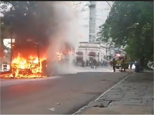 Colectivo arde en llamas en pleno centro de Asunción