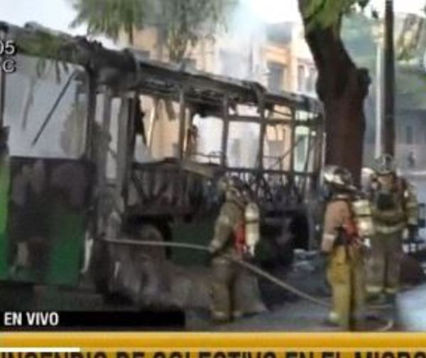 Bus se incendia por completo en Asunción