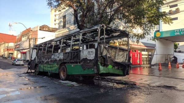 HOY / Bus de la Línea 19 ardió en pleno trayecto