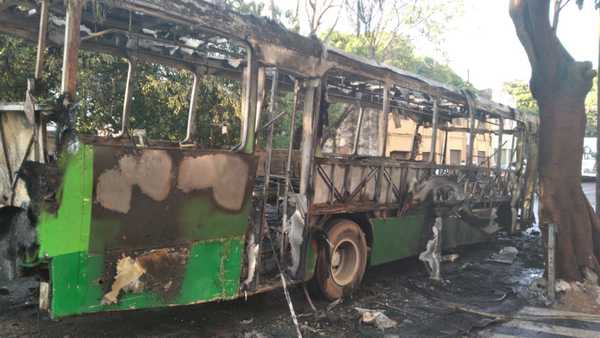 Se incendió un ómnibus del transporte público en Asunción » Ñanduti