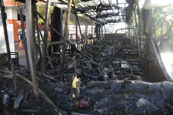 Ómnibus ardió completamente en pleno microcentro