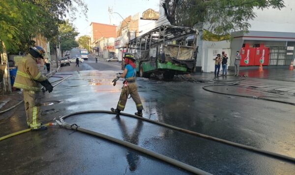 Bus de la Línea 19 es consumido por las llamas sobre Colón