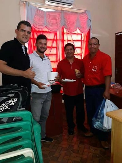 Concejal entregó regalo a funcionarios - Campo 9 Noticias