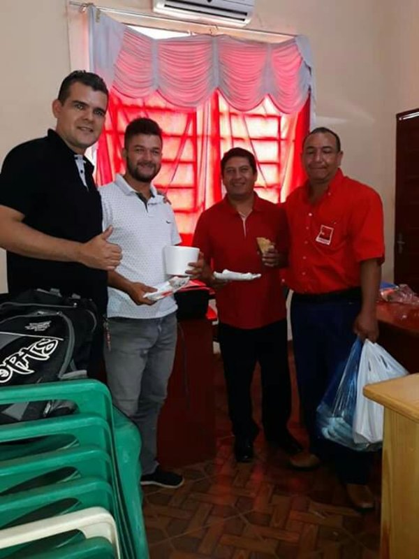 Concejal entregó regalo a funcionarios - Campo 9 Noticias
