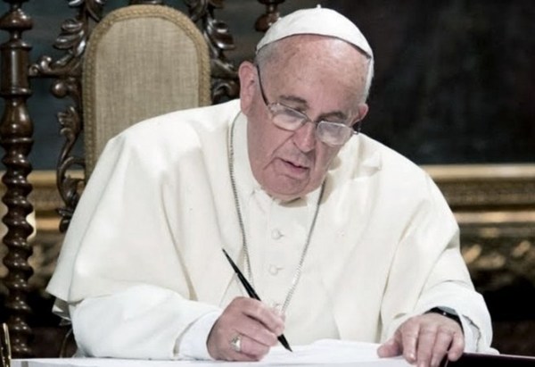 Papa dona 1 millón de euros a un fondo para desocupados