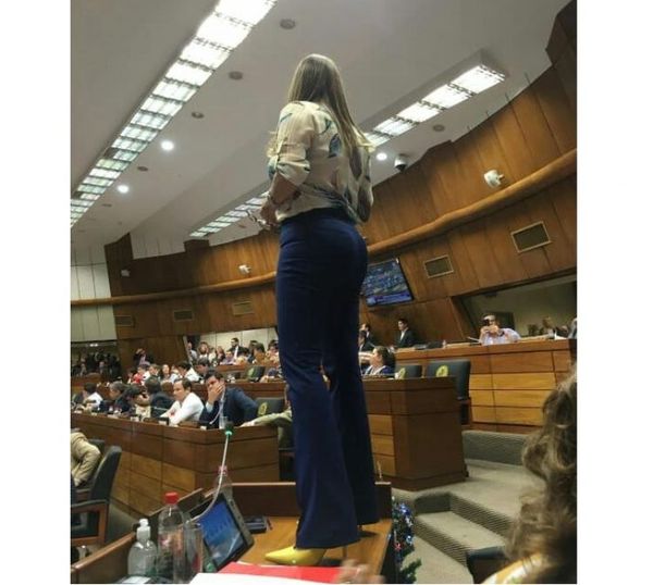 Kattya González explota contKattya González explota contra sus colegas: «Jagua to’u nde bola, chembyajuro la hipocresía que existe en este recinto»ra sus colegas: «Jagua to’u nde bola, chembyajuro la hipocresía que existe en este