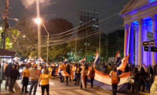 HOY / Imputan a escrachadora por violación de la cuarentena