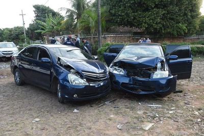 Persecución a auto robado termina con choque, dos detenidos y policías heridos - Nacionales - ABC Color