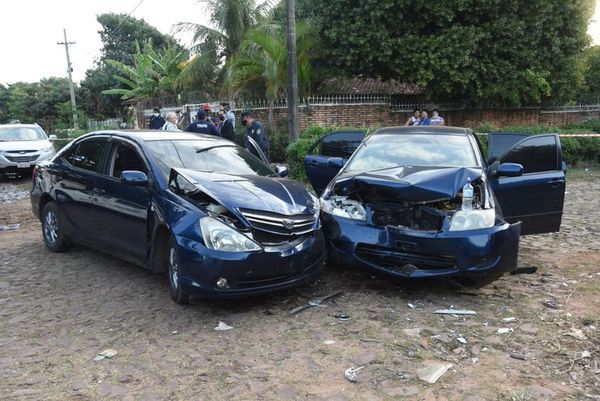 Persecución a auto robado termina con choque, dos detenidos y policías heridos - Nacionales - ABC Color