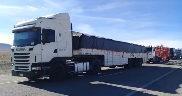 Camioneros paraguayos están varados en la Argentina