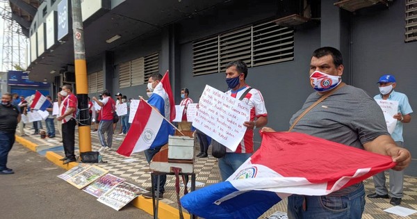 Vendedores ambulantes: “Necesitamos dinero para cubrir nuestras cuentas”