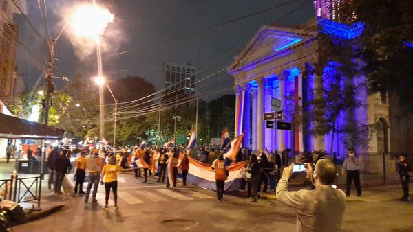 Dirigente de Comisión Escrache es imputada tras manifestación - Megacadena — Últimas Noticias de Paraguay