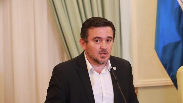 Envían al archivo voto censura a Eduardo Petta