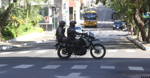 Policía herido en servicio vende asadito para sobrevivir y costear operación