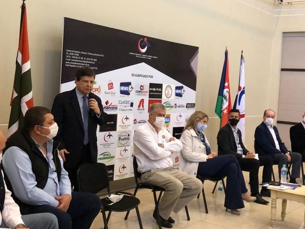 Ministros participaron de una reunión entre autoridades locales y comerciantes, para pedir reactivación comercial por el “alambreguy rupi”