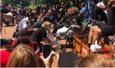 Pastores y policías lavan pies de afroamericanos en acto contra el racismo