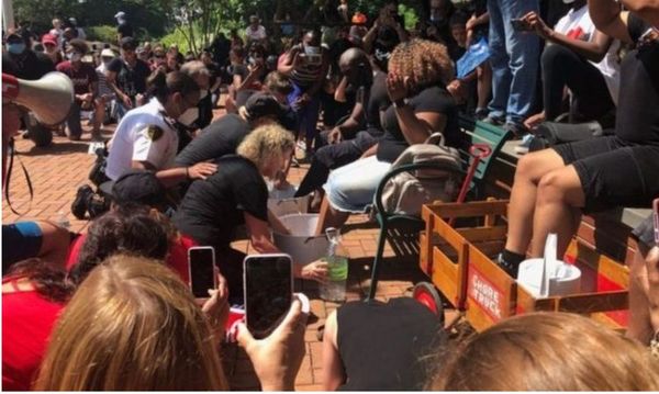 Pastores y policías lavan pies de afroamericanos en acto contra el racismo