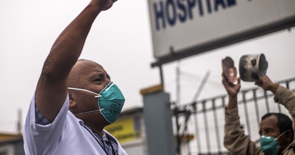 Hospitales casi saturados en Perú, donde los casos de COVID-19 superan 200.000