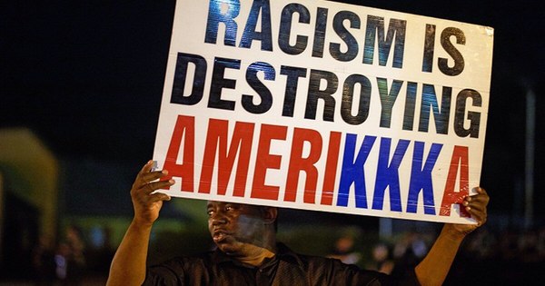 El diccionario de referencia en EEUU va a modificar su definición de racismo