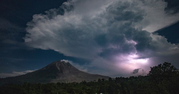 Ceniza volcánica obliga a cerrar un aeropuerto en Ecuador