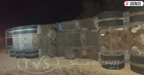 Aparatoso vuelco de un camión cargado de granos