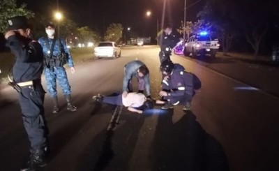 Mujer muere tras caer de una motocicleta al sufrir un desmayo
