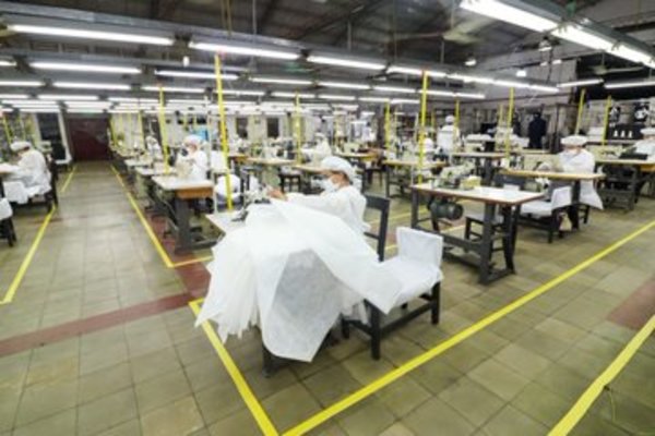 Acuerdo nacional con industrias textiles proveerá de 3 millones de batas a Salud » Ñanduti