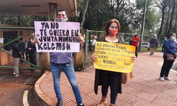 Ciudadanos se manifiestan y quieren a “Kelembú” fuera de la Junta Municipal