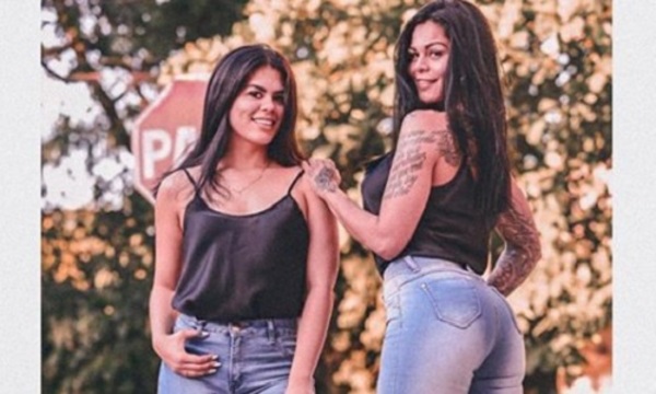 Gloria Jara y su hija Sol, mojadas en la lluvia